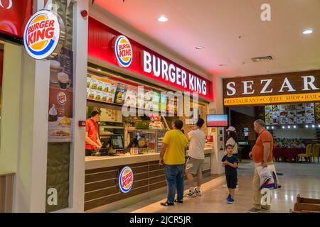 Batumi, Géorgie - 31 mai 2022 : une chaîne multinationale américaine de restaurants rapides avec hamburgers. Les gens font une commande à Burger King. Banque D'Images