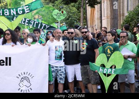 Ladbroke Grove, Notinghill, West London, Royaume-Uni : des centaines de personnes se sont rassemblées à l'extérieur de l'église méthodiste de Notinghill pour rejoindre la marche silencieuse pour Grenfell pour le mémorial de la cinquième année. Crédit Natasha Quarmby/ALAMY NOUVELLES EN DIRECT Banque D'Images