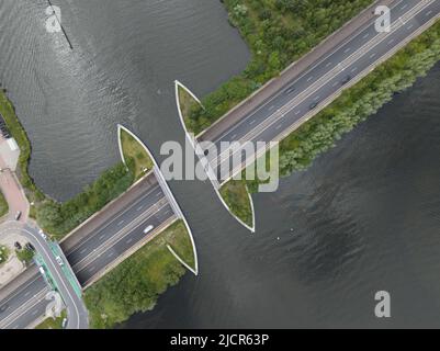 Aqueduc Veluwemeer près de Harderwijk transport route d'autoroute asphaltée pour le passage de la circulation sous une voie navigable rivière lac infrastructure dans le Banque D'Images