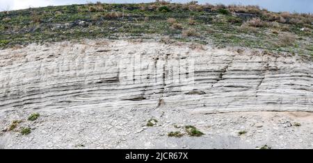 De minces couches de cendres volcaniques et de débris sur le mur du cratère de Meke. Konya, Türkiye. Banque D'Images