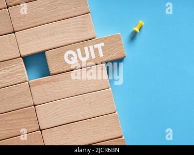 Le mot quit écrit sur des blocs de bois. Pour quitter un emploi ou un concept de démission. Banque D'Images