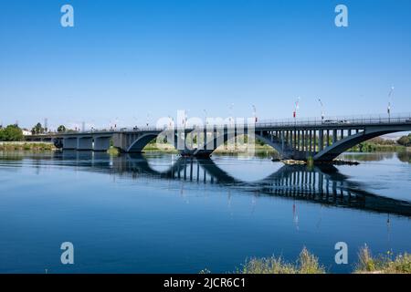 Le pont de Birecik traversant l'Euphrate. Birecik, Türkiye. Banque D'Images