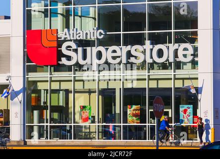 Avant du magasin Superstore Loblaws Atlantic. Une chaîne de supermarchés au détail au Canada un seul magasin pour les produits d'épicerie de variété. HALIFAX, NOUVELLE-ÉCOSSE, CANADA - JUIN 2022 Banque D'Images