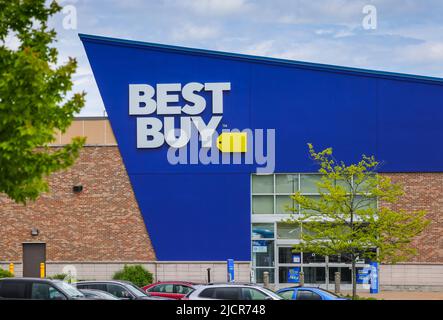 Boutique Best Buy à Dartmouth. BEST Buy est une multinationale américaine spécialisée dans l'électronique grand public. HALIFAX, NOUVELLE-ÉCOSSE, CANADA - JUIN 2022 Banque D'Images