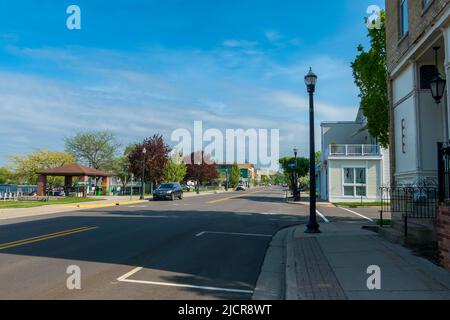 Pentwater, MI - 20 mai 2022 : vue sur la rue d'une petite station balnéaire du Midwest. Banque D'Images