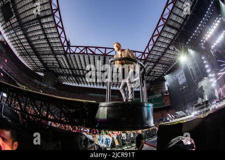 Milan Italie. 14 juin 2022. L'auteur-compositeur italien CESARE CREMONINI se produit en direct au Stadio San Siro lors du « Cesare Cremonini Stadi 2022 Tour ». Banque D'Images
