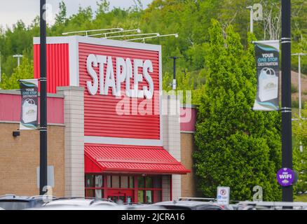 Boutique Staples. Staples est une société américaine spécialisée dans les fournitures de bureau. HALIFAX, NOUVELLE-ÉCOSSE, CANADA - JUIN 2022 Banque D'Images