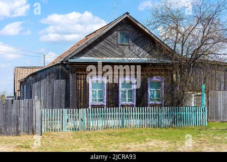 Vieille maison de bois avec un petit jardin dans un village de Sibérie Banque D'Images