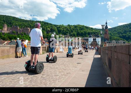 Visite en Segway sur le vieux pont à Heidelberg, en Allemagne Banque D'Images