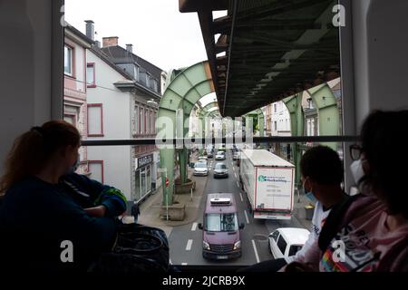 Vue depuis le tablier arrière sur le chemin de fer à suspension Wuppertal, Allemagne Banque D'Images
