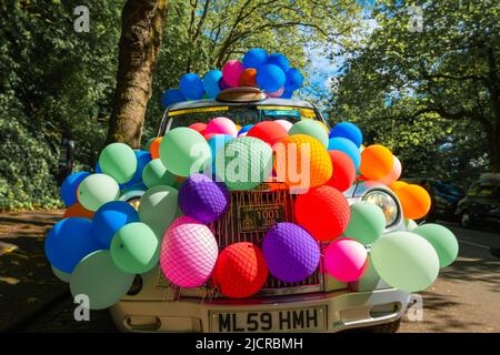 Glasgow, Écosse, Royaume-Uni. 15th juin 2022. Le trajet de taxi de Glasgow à Troon revient après une absence de deux ans en raison de la pandémie Covid-19. Cette sortie annuelle célèbre cette année son anniversaire de 75th ans, où les chauffeurs de taxi de la ville déguisent des costumes de fantaisie, décorent leurs taxis et emmènent les enfants ayant des besoins spéciaux lors d'une excursion d'une journée à la ville balnéaire de Troon. Credit: SKULLY/Alay Live News Banque D'Images