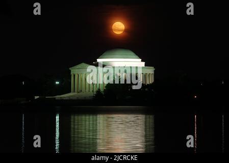 La Strawberry Moon s'élève au-dessus du Jefferson Memorial à Washington, DC. Banque D'Images