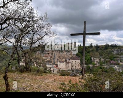 Beau village de Rocamadour dans le département du Lot, sud-ouest de la France. Son sanctuaire de la Sainte Vierge Marie attire depuis des siècles des pèlerins. Banque D'Images