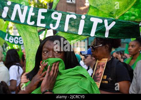 Londres, Royaume-Uni. 14th juin 2022. Les gens assistent à l'anniversaire de 5th de la marche silencieuse de feu de la tour Grenfell. Les survivants du feu de la tour Grenfell et les proches endeuillés ont commencé un jour de souvenir cinq ans après la catastrophe et ont exigé que les autorités rendent enfin justice. Crédit : SOPA Images Limited/Alamy Live News Banque D'Images