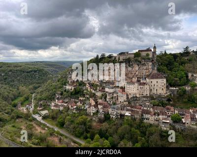 Beau village de Rocamadour dans le département du Lot, sud-ouest de la France. Son sanctuaire de la Sainte Vierge Marie attire depuis des siècles des pèlerins. Banque D'Images