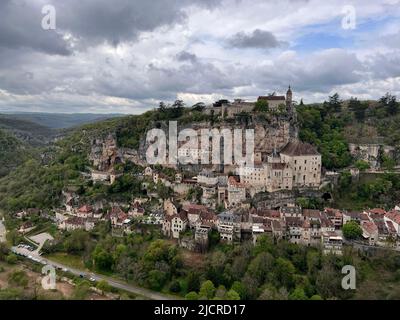 Beau village de Rocamadour dans le département du Lot, sud-ouest de la France. Son sanctuaire de la Sainte Vierge Marie attire depuis des siècles des pèlerins. Banque D'Images