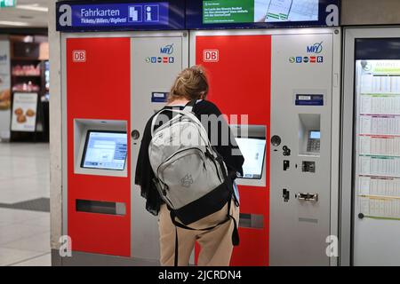 Munich, Allemagne. 15th juin 2022. Billet de neuf euros - le chaos des trains ne fait que s'aggraver. Le client se trouve devant une machine à billets, des billets. Hall de la gare, plate-forme, passagers de train à la gare principale de Munich sur 15 juin 2022. Crédit : dpa/Alay Live News Banque D'Images