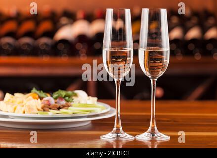 Deux verres de champagne avec plateau de fromage. Banque D'Images