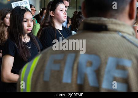 Londres, Royaume-Uni. 14th juin 2022. Les gens assistent à l'anniversaire de 5th de la marche silencieuse de feu de la tour Grenfell. Les survivants du feu de la tour Grenfell et les proches endeuillés ont commencé un jour de souvenir cinq ans après la catastrophe et ont exigé que les autorités rendent enfin justice. Crédit : SOPA Images Limited/Alamy Live News Banque D'Images