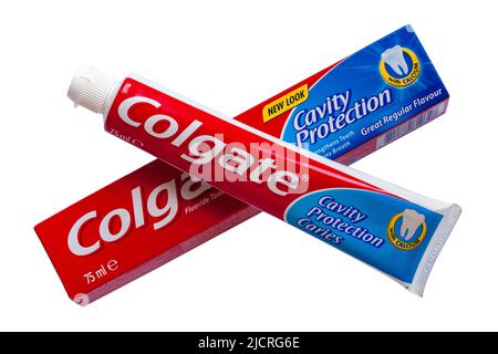 Boîte et tube de dentifrice Colgate Cavity protection nouveau look dentifrice au fluorure isolé sur fond blanc Banque D'Images