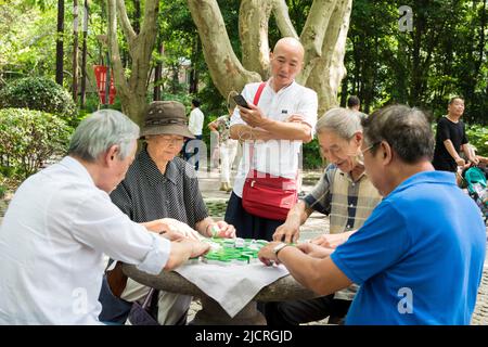 Les Chinois jouent Mahjong dans le parc public de la place du peuple, Shanghai. Banque D'Images