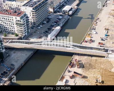 Bruxelles, Belgique - 12 mai 2022 : ville de Bruxelles. Pont en construction sur le canal de Bruxelles. Ce pont est destiné aux piétons et cyc Banque D'Images