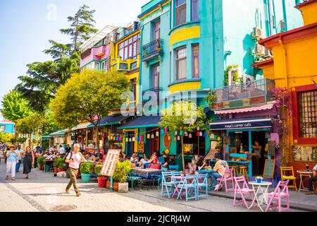 Istanbul, Turquie - 28 mai 2022: Rue avec maisons colorées et café multicolore à Istanbul, Sultanahmet. C'est l'endroit touristique le plus populaire dans Banque D'Images