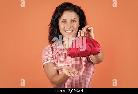 une fille rétro a besoin d'un échange de stock. Manque d'argent. Bonne fille aller faire du shopping. Économisez sur la vente. Femme avec portefeuille d'argent. Quel est le prix. Investir dans vous-même Banque D'Images