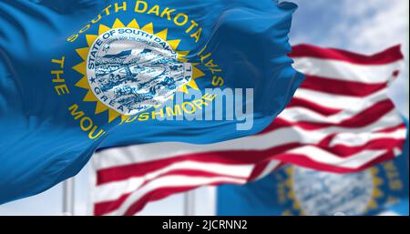 Le drapeau de l'État du Dakota du Sud agité avec le drapeau national des États-Unis d'Amérique. Le Dakota du Sud est un état américain dans le nord central reg Banque D'Images