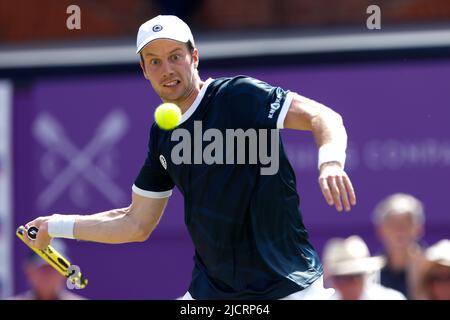 Le Botic van de Zandschulp des pays-Bas est en action le troisième jour des championnats cinch au Queen's Club de Londres. Date de la photo: Mercredi 15 juin 2022. Banque D'Images