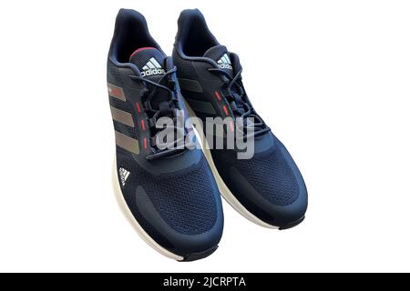 Poznan, Pologne - 06.12.2022: Baskets Adidas bleues sur fond blanc Banque D'Images