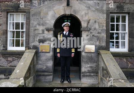 Nouveau chef des forces armées britanniques, chef de l'amiral Sir Tony Ralakin, après une interview avec les médias au château d'Édimbourg. Photo : mercredi 15 juin 2022. Banque D'Images