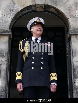 Nouveau chef des forces armées britanniques, chef de l'amiral Sir Tony Ralakin, après une interview avec les médias au château d'Édimbourg. Photo : mercredi 15 juin 2022. Banque D'Images