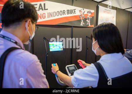 Séoul, Corée du Sud. 15th juin 2022. Un visiteur tente un vélo d'intérieur lors de l'exposition Metaverse 2022 qui s'est tenue à Séoul, en Corée du Sud, au 15 juin 2022. L'exposition se tient au centre de congrès et d'expositions Coex de 15 juin à 17, où les visiteurs peuvent découvrir les technologies métaverse dans différents scénarios. Crédit : Wang Yiliang/Xinhua/Alay Live News Banque D'Images