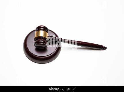 Juge Gavel isolé découpe sur blanc.Symbole de vente aux enchères ou de loi, marteau en bois avec grenaille en bronze, élément design Banque D'Images