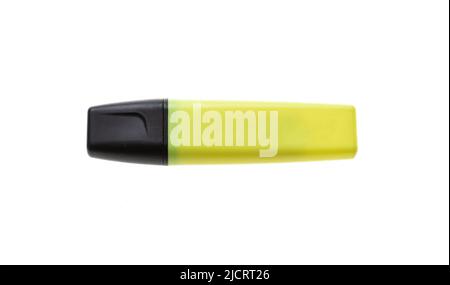 Marqueur jaune surligneur découpe isolée sur fond blanc. Vue du dessus du stylo fluorescent avec couvercle noir, marquage de texte, fournitures de bureau. Banque D'Images