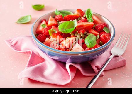 salade de pastèque aux graines de basilic et framboise aux fraises. dessert d'été sain Banque D'Images