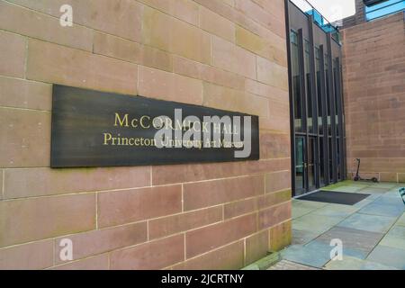 PRINCETON, NJ USA - NOVENBER 12, 2019: Plaque d'information 'McCORMICK HALL' et entrée au musée d'art de l'université de Princeton Banque D'Images