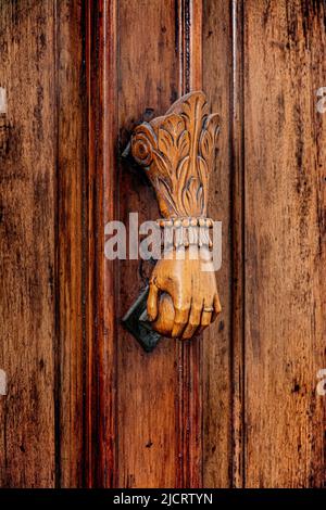 Segorbe, Castellon, Espagne. Knocker sur une porte dans le vieux quartier de la ville Banque D'Images