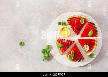 tranches de pastèque grillées au citron et au basilic. dessert d'été Banque D'Images