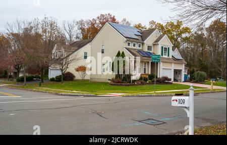 PRINCETON, NJ USA - NOVENBER 12, 2019: Maison en bois moderne typique dans une banlieue de Princeton dans le New Jersey, Etats-Unis. Banque D'Images