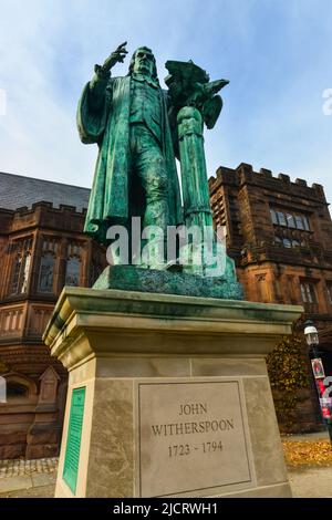 PRINCETON, NJ USA - NOVENBER 12, 2019: Vue de la façade de l'East Pyne Building et d'une statue du Président de l'Université de Princeton John Witherspoon Banque D'Images