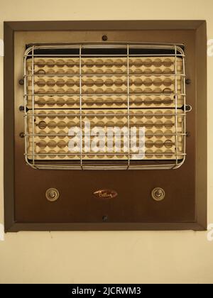 Chauffage électrique d'abattage à double commande d'époque, enfichable au mur 1950s ou 1960s Banque D'Images