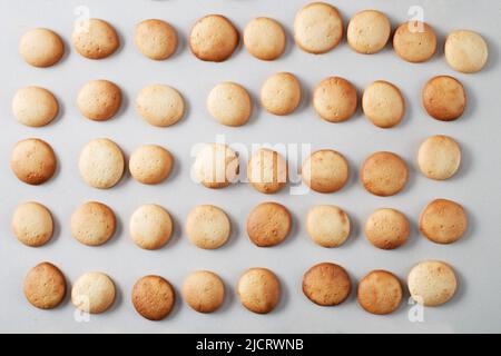Un motif de petites crêpes. Fond de biscuits ronds grillés à l'orange. Boulangerie maison Banque D'Images