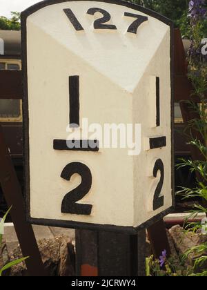 Poste de mille de chemin de fer d'époque, indiquant la distance de Londres en miles et fractions de mille. À Bitton Station, South Gloucestershire. Banque D'Images