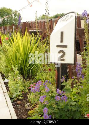 Poste de mille de chemin de fer d'époque, indiquant la distance de Londres en miles et fractions de mille. À Bitton Station, South Gloucestershire. Banque D'Images