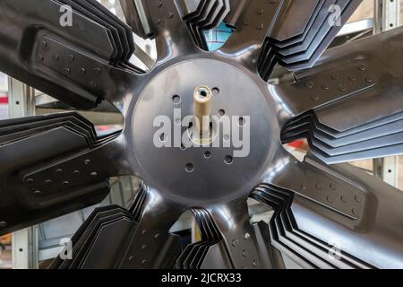 De macrophotographie du ventilateur du moteur moderne du système de refroidissement Banque D'Images