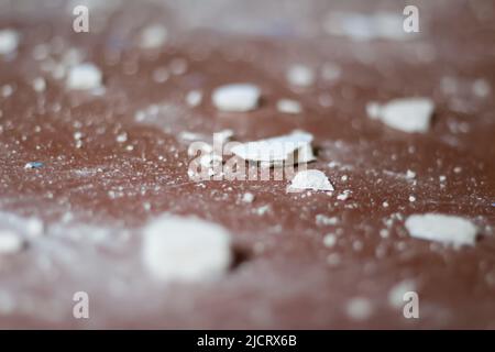 Flou artistique gâché sur fond marron. Gros plan sur les débris de bâtiment. Démolition de bâtiments et de structures. Morceaux de cloisons sèches, de verre et de poutres en acier. Banque D'Images
