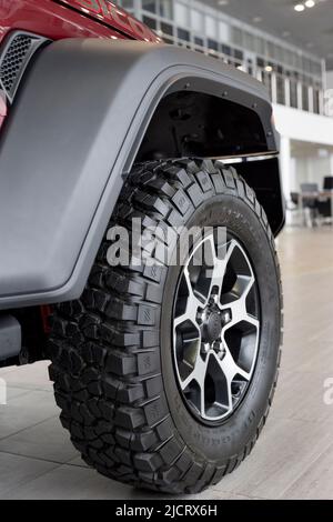 Russie, Izhevsk - 4 mars 2022: Salle d'exposition de jeep. Le volant de la voiture tout-terrain Wrangler Unlimited. Roue en alliage et pneu BFGoodrich. Célèbre marque mondiale. Banque D'Images