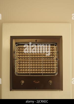 Chauffage électrique d'abattage à double commande d'époque, enfichable au mur 1950s ou 1960s Banque D'Images